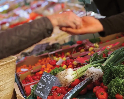 People completing a transaction at a farmer's market to show Loudoun County lifestyle
